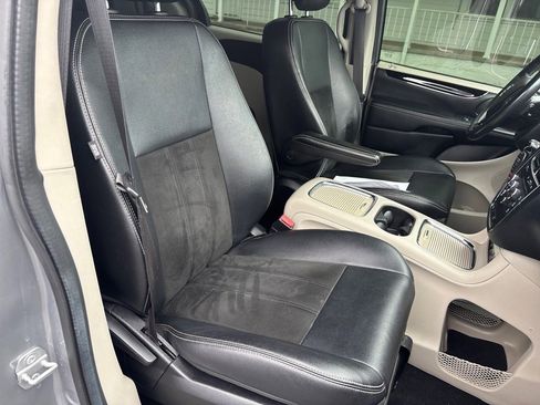Used 2019 Dodge Grand Caravan SXT image 18