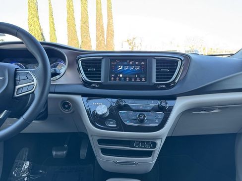 Used 2023 Chrysler Voyager LX FWD image 15