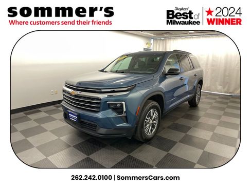 Used 2025 Chevrolet Traverse LT image 2