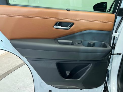 New 2026 Nissan Pathfinder Platinum image 18