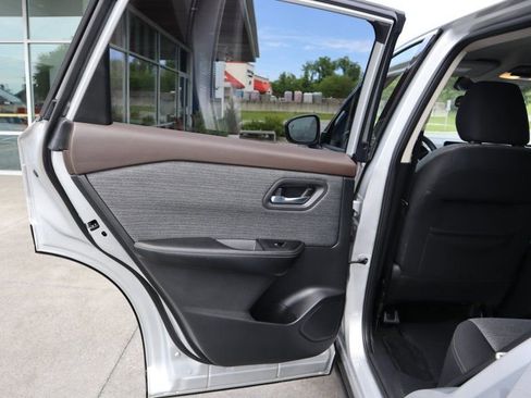 Used 2021 Nissan Rogue SV AWD/4WD image 16