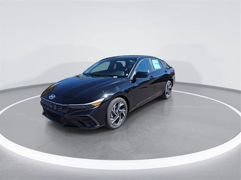 New 2025 Hyundai Elantra SEL image 3