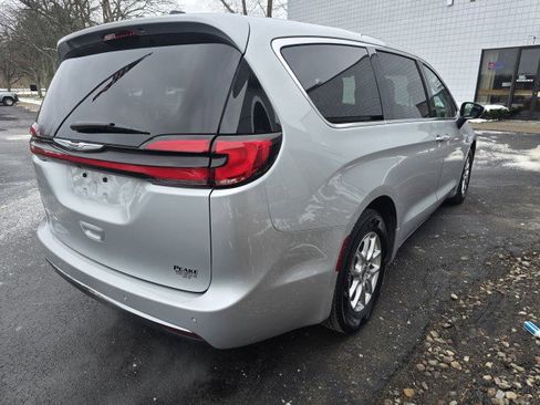 Used 2024 Chrysler Pacifica Touring-L image 6