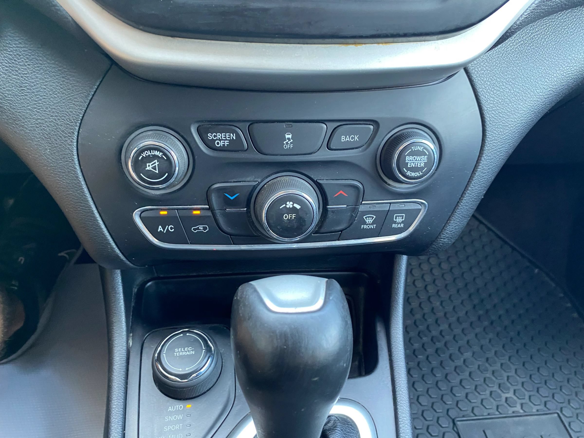 Used 2018 Jeep Cherokee Latitude Plus w/ Cold Weather Group AWD/4WD image 21