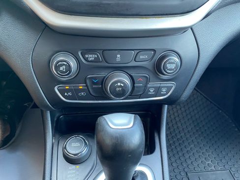 Used 2018 Jeep Cherokee Latitude Plus w/ Cold Weather Group AWD/4WD image 21