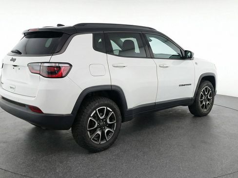 Used 2025 Jeep Compass Trailhawk AWD/4WD image 9