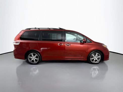 Certified 2017 Toyota Sienna SE Premium FWD image 9