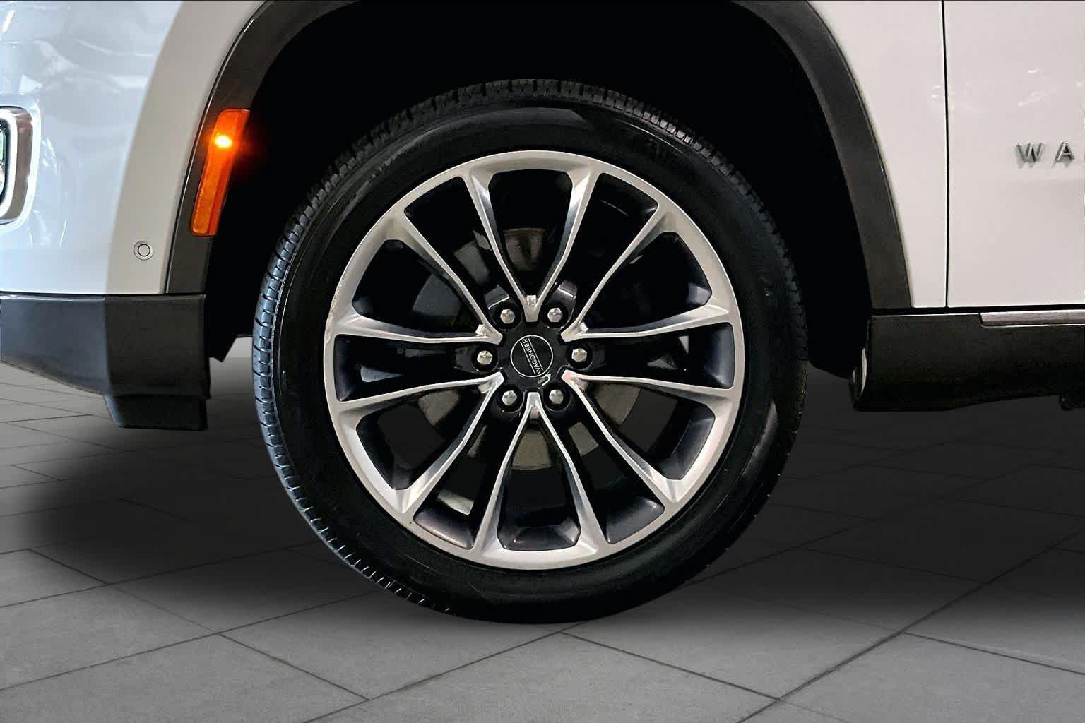 Used 2022 Jeep Wagoneer Series III w/ Premium Group I AWD/4WD image 9