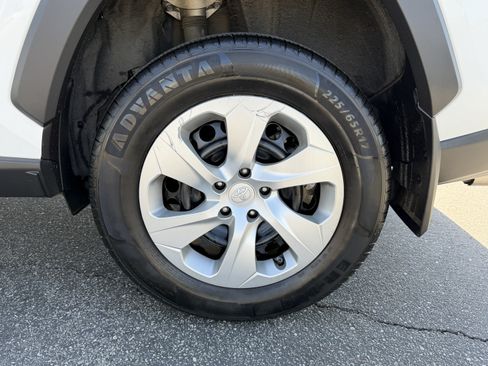 Used 2021 Toyota RAV4 LE FWD image 11
