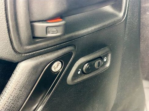Used 2018 Jeep Wrangler Unlimited Rubicon w/ Connectivity Group image 17
