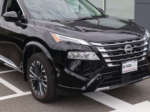 Certified 2025 Nissan Rogue Platinum FWD image 3