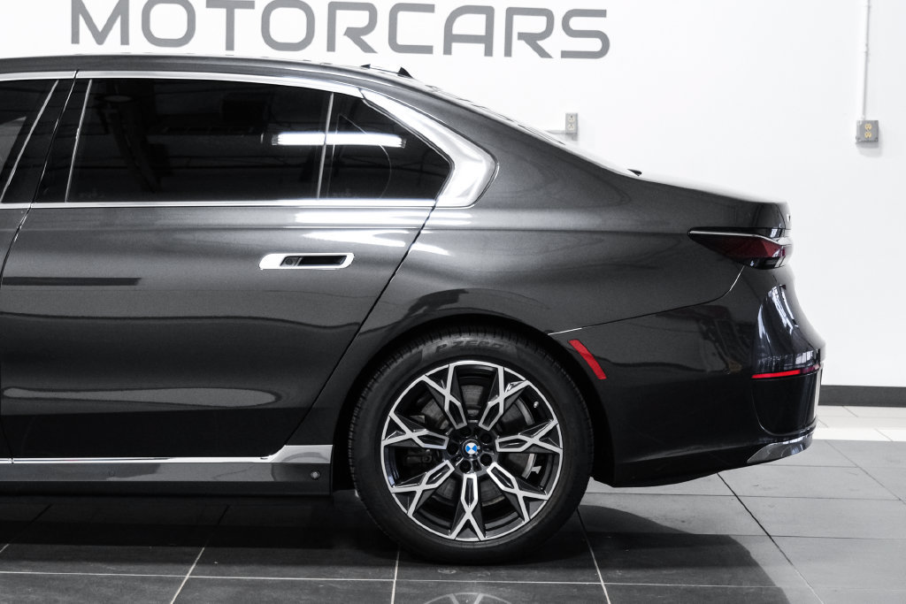 Used 2024 BMW i7 xDrive60 AWD/4WD image 13