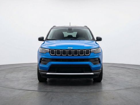 Used 2025 Jeep Compass Limited AWD/4WD image 2