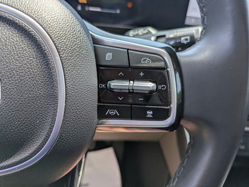 Used 2025 Kia Carnival FWD image 22