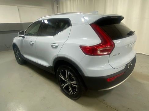 Used 2025 Volvo XC40 B5 Core image 2