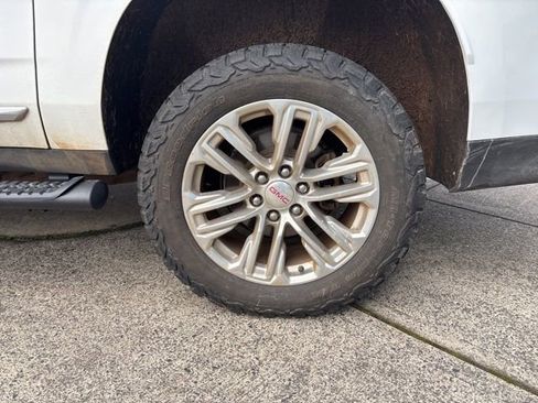 Used 2023 GMC Yukon XL SLT w/ SLT Luxury Package image 11