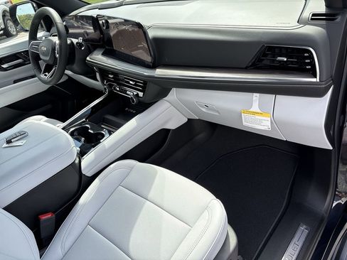 New 2025 Chevrolet Suburban Premier AWD/4WD image 29