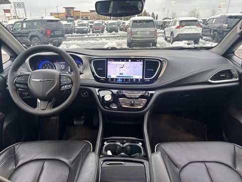 Used 2024 Chrysler Pacifica Limited w/ S Appearance Package image 10