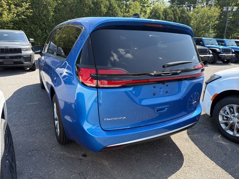 New 2027 Chrysler Pacifica Select w/ Family Tech Group AWD/4WD image 5