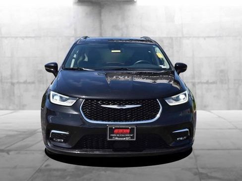 Used 2021 Chrysler Pacifica Touring-L FWD image 4