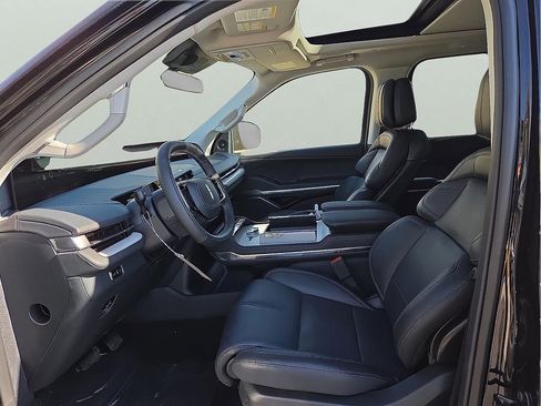New 2025 Lincoln Navigator Reserve AWD/4WD image 12
