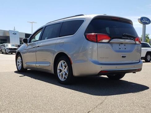 Used 2017 Chrysler Pacifica Touring-L w/ Tire & Wheel Group FWD image 6