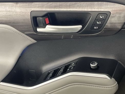 Used 2022 Toyota Highlander Limited image 19