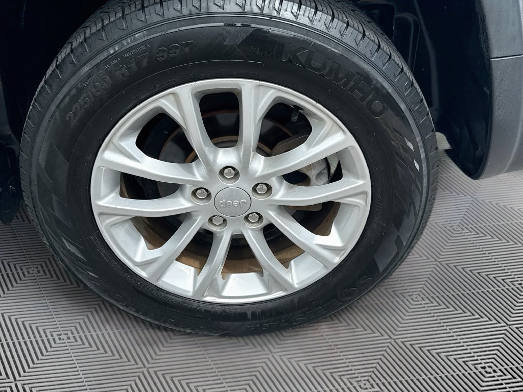 Used 2020 Jeep Cherokee Latitude FWD image 32