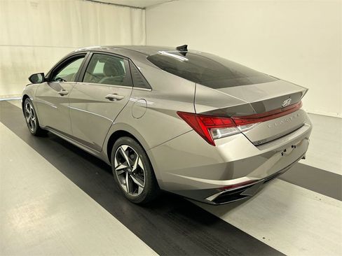 Used 2023 Hyundai Elantra Limited w/ Preferred Accessory Package image 7