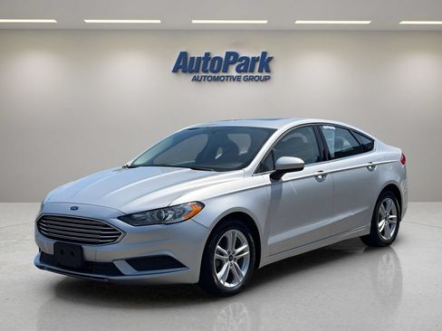 Used 2018 Ford Fusion SE w/ Fusion SE Technology Package FWD image 3