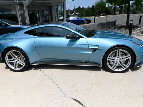 Used 2025 Aston Martin V8 Vantage Coupe RWD image 4