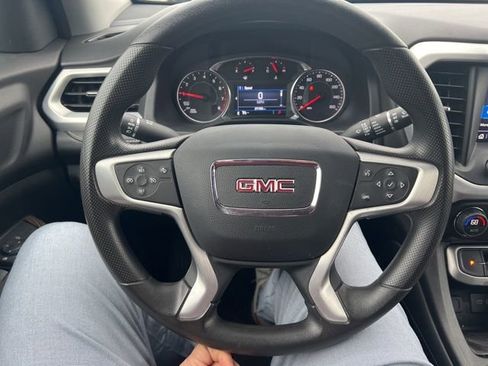 Used 2023 GMC Acadia SLE image 9