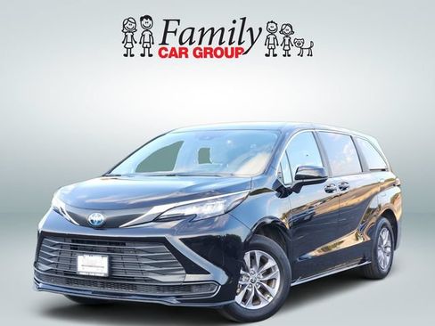 Used 2025 Toyota Sienna LE FWD image 1