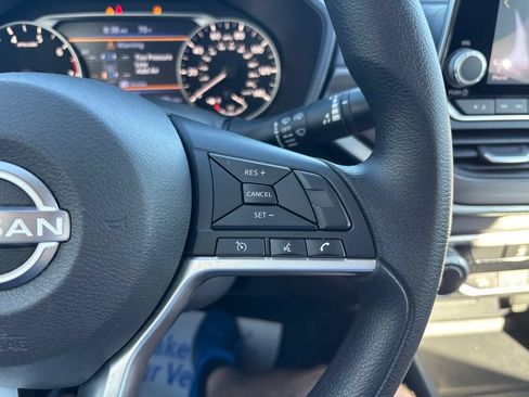 Used 2025 Nissan Altima 2.5 SV FWD image 61