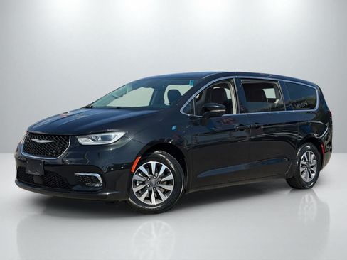 Used 2023 Chrysler Pacifica Touring-L FWD image 1