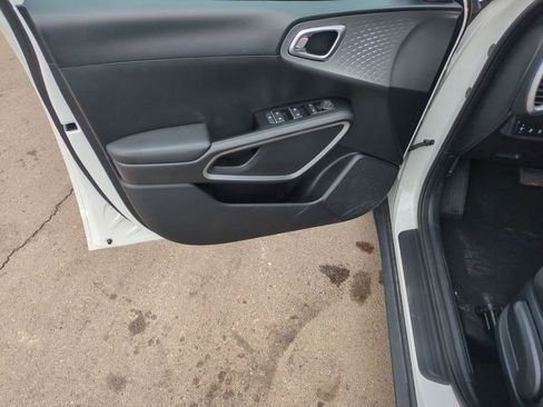 Used 2025 Kia Soul LX w/ LX Technology Package FWD image 19
