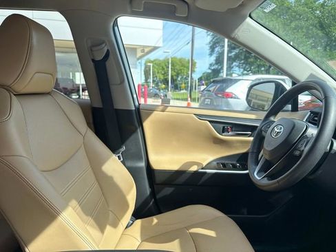 Used 2020 Toyota RAV4 Limited AWD/4WD image 18