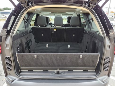 Certified 2024 Land Rover Discovery S image 8