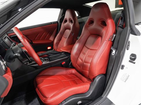 Used 2021 Nissan GT-R Premium AWD/4WD image 9