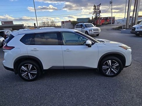 Used 2024 Nissan Rogue SL image 5