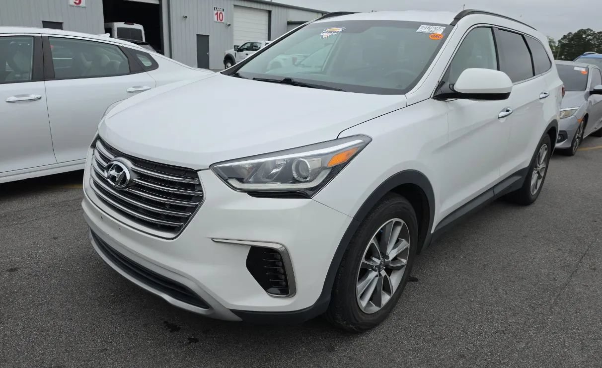 Used 2017 Hyundai Santa Fe SE FWD image 1