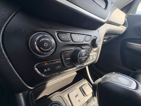 Used 2022 Jeep Cherokee Latitude Lux AWD/4WD image 31