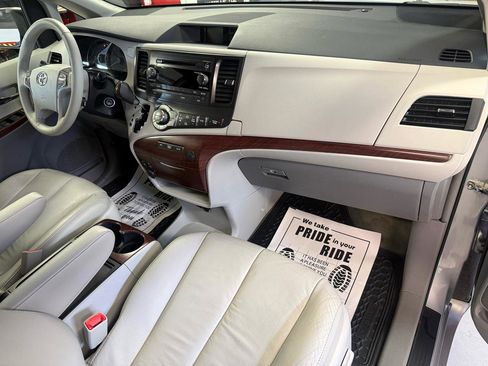 Used 2014 Toyota Sienna Limited image 39