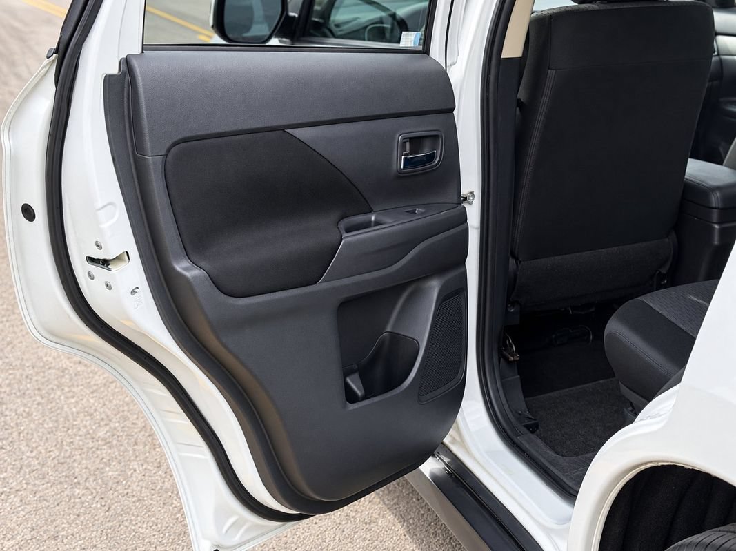 Used 2014 Mitsubishi Outlander SE FWD image 17