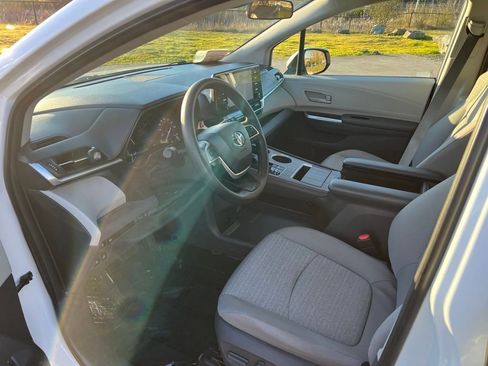 Used 2021 Toyota Sienna LE AWD/4WD image 9