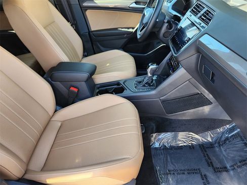 Used 2024 Volkswagen Tiguan SE image 17