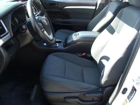 Used 2016 Toyota Highlander LE image 19