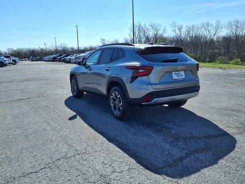 Used 2025 Chevrolet Trax LT w/ LT Convenience Package FWD image 27
