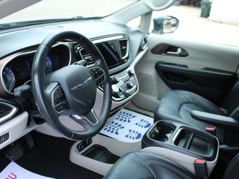 Used 2017 Chrysler Pacifica Touring-L FWD image 14