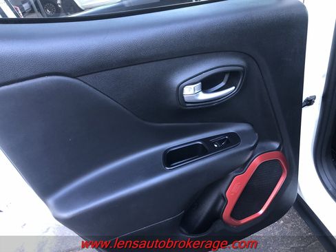 Used 2019 Jeep Renegade Trailhawk image 18